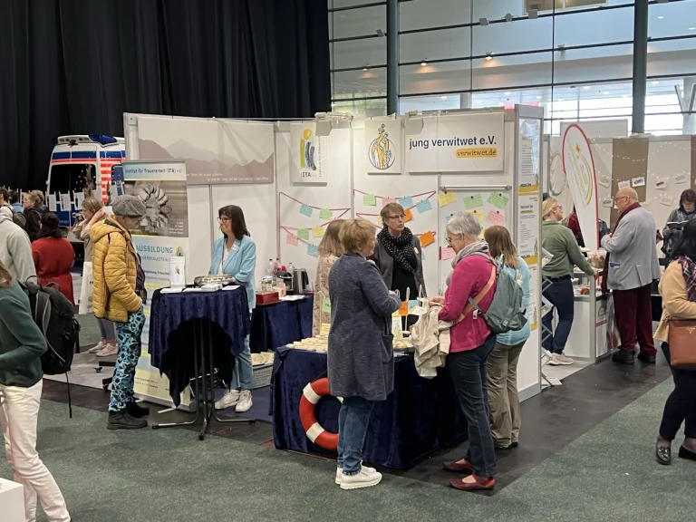 belebter Messestand