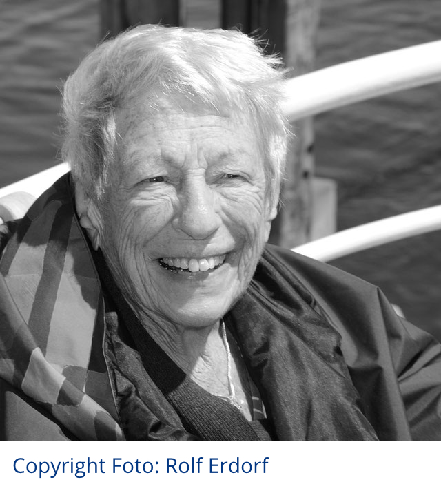 Nachruf - Ria van Heesch lachend auf einem Boot