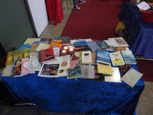 Tisch mit Büchern - Literatur zum Thema Tod und Trauer