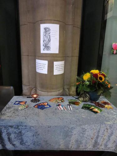 Tisch mit Flyern - Ausstellung auf der Hospizwoche 2019 in Hamburg