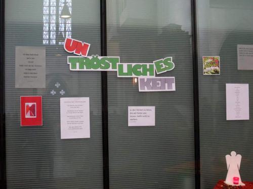 Text UN-TRÖST-LICH-ES